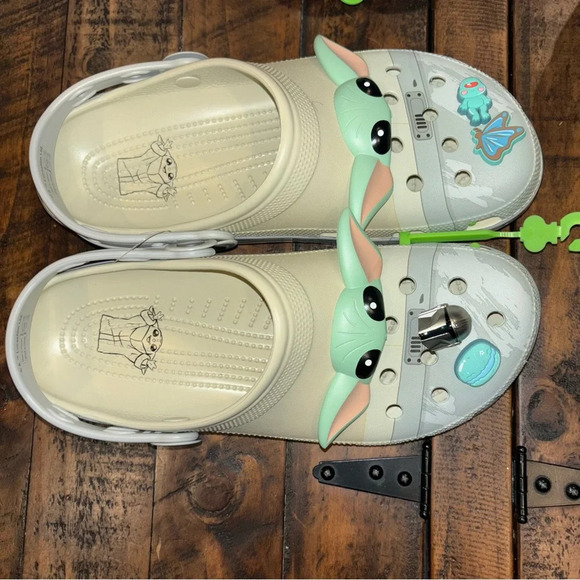 CROCS Mandalorian Baby Yoda NWT - Picture 3 of 14